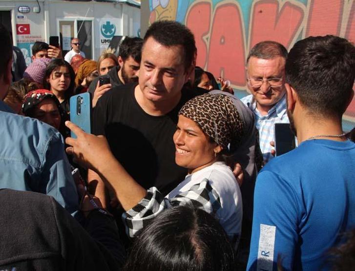 Acun Ilıcalı, deprem bölgesinde çocuklarla film izledi