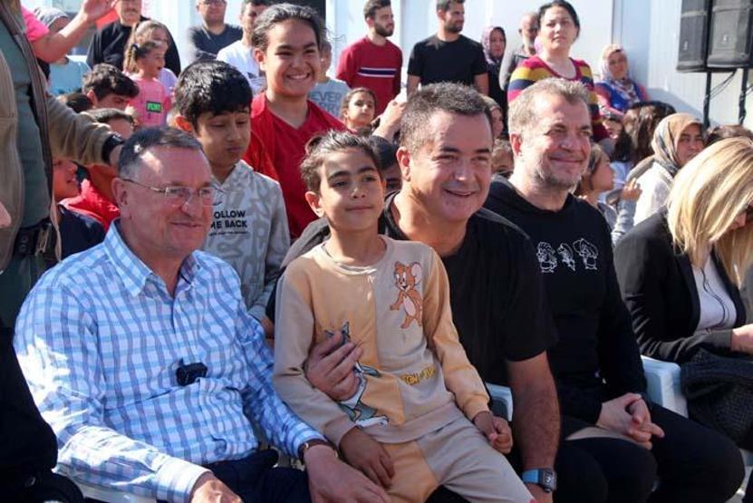 Acun Ilıcalı, deprem bölgesinde çocuklarla film izledi