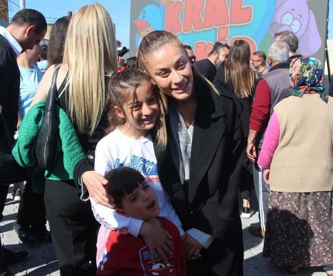 Acun Ilıcalı, deprem bölgesinde çocuklarla film izledi