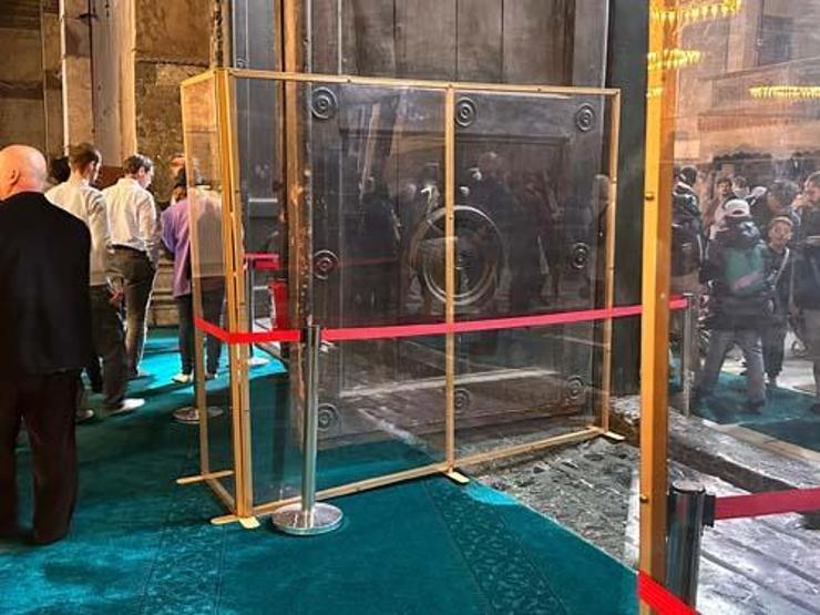 Ayasofya Camiinde aşınma önlemleri; 50 bin elin bir yere dokunduğunu düşünün