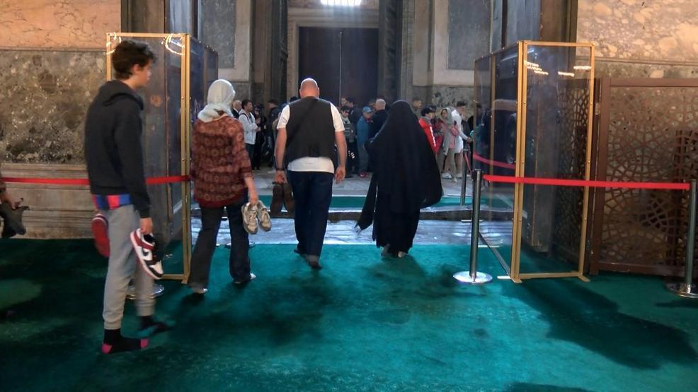 Ayasofya Camiinde aşınma önlemleri; 50 bin elin bir yere dokunduğunu düşünün