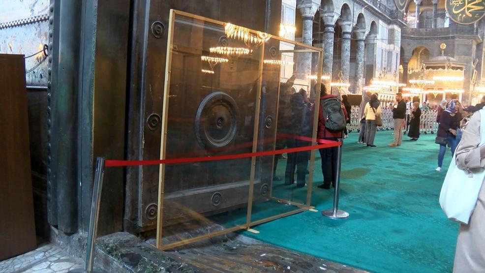 Ayasofya Camiinde aşınma önlemleri; 50 bin elin bir yere dokunduğunu düşünün