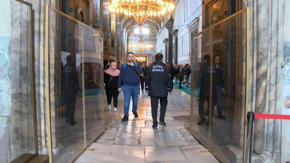 Ayasofya Camiinde aşınma önlemleri; 50 bin elin bir yere dokunduğunu düşünün