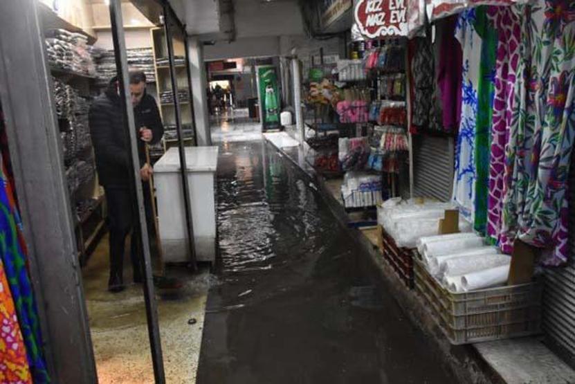 İzmirde sağanak yağış etkili oldu