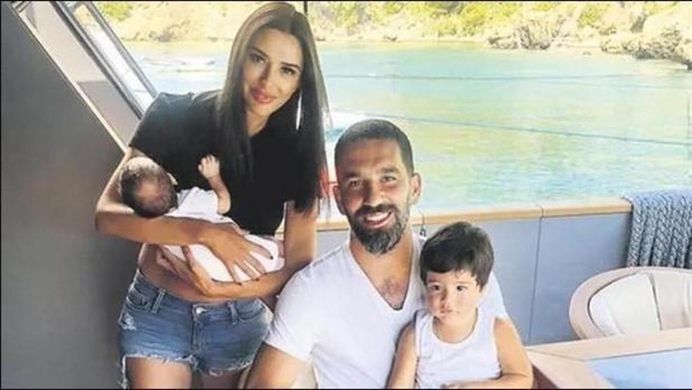Arda Turan ve Aslıhan Doğan Turan çocukları için kesenin ağzını açtı