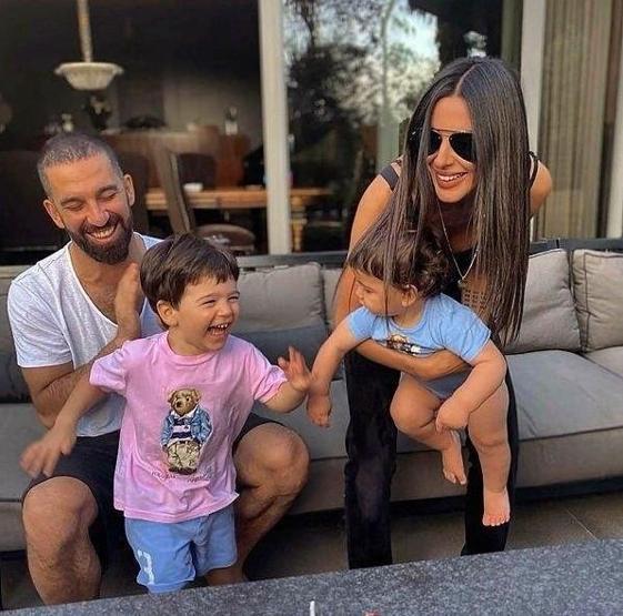 Arda Turan ve Aslıhan Doğan Turan çocukları için kesenin ağzını açtı