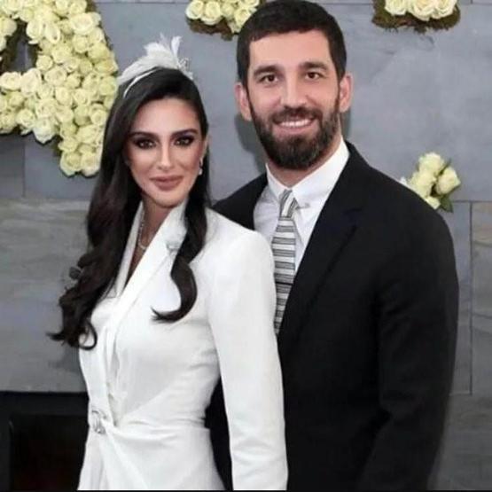 Arda Turan ve Aslıhan Doğan Turan çocukları için kesenin ağzını açtı