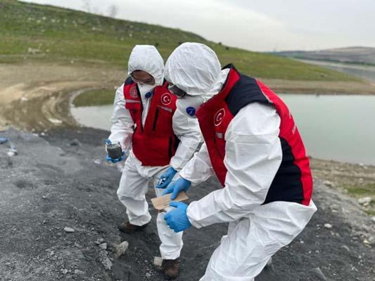 Arnavutköyde kimyasal atık baraja karıştı; bakanlık inceleme yaptı