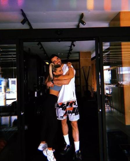 İrem Derici sevgilisiyle birlikte form tutuyor