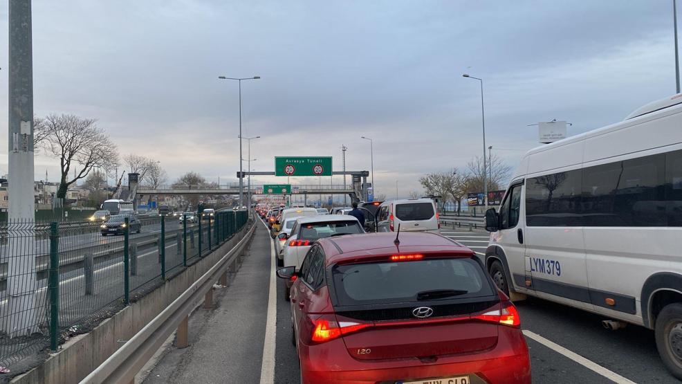 İstanbul’da trafiği kilitleyen kaza Avrasya Tüneli araç trafiğine yeniden açıldı