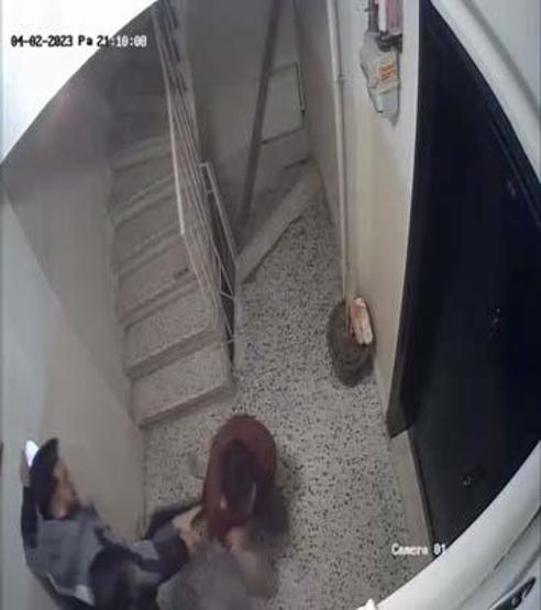 Kadıköyde ev sahibinin kardeşinden kiracıya evden çık dayağı; o anlar kamerada