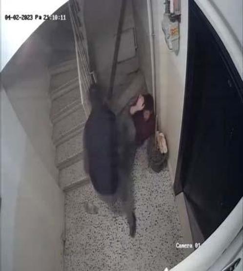 Kadıköyde ev sahibinin kardeşinden kiracıya evden çık dayağı; o anlar kamerada