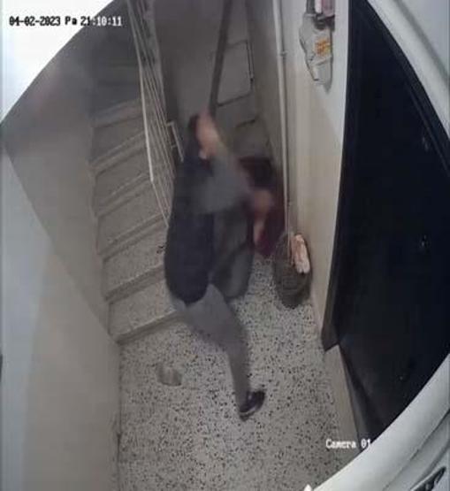 Kadıköyde ev sahibinin kardeşinden kiracıya evden çık dayağı; o anlar kamerada