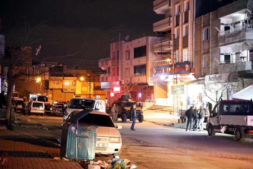 Gaziantepte husumetli aileler arasında çöp atma kavgası: 1i polis 2 ölü, 2 yaralı