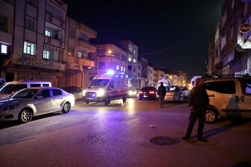 Gaziantepte husumetli aileler arasında çöp atma kavgası: 1i polis 2 ölü, 2 yaralı