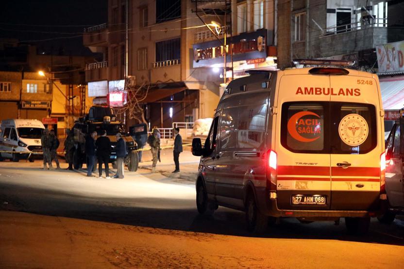 Gaziantepte husumetli aileler arasında çöp atma kavgası: 1i polis 2 ölü, 2 yaralı