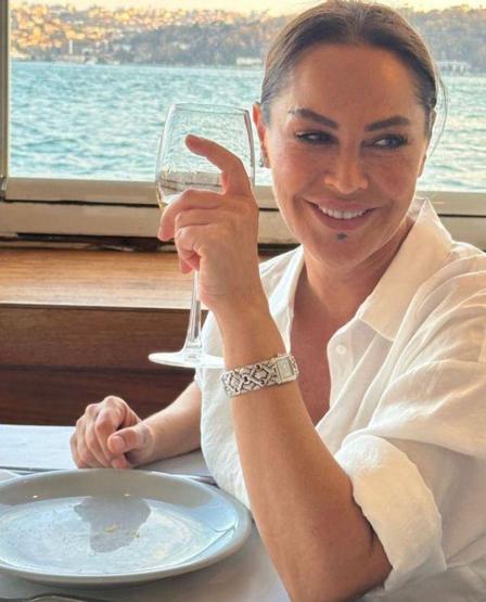 Hülya Avşar yeni imajıyla gündem oldu