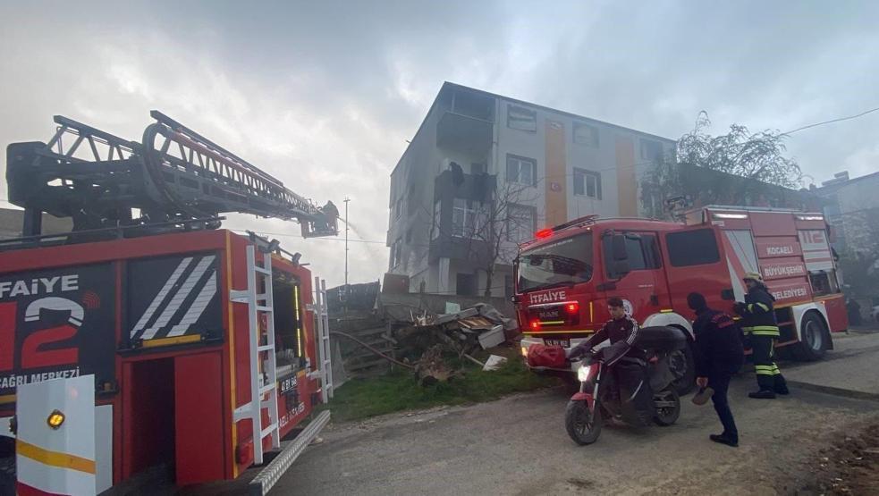 Araç lastikleri alev alev yandı, bina sakinleri kavgaya tutuştu