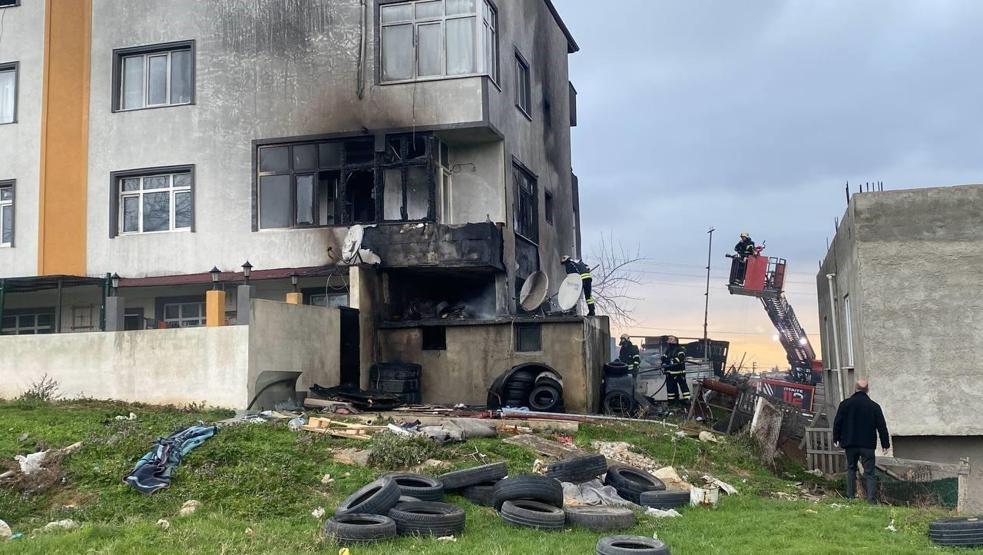 Araç lastikleri alev alev yandı, bina sakinleri kavgaya tutuştu
