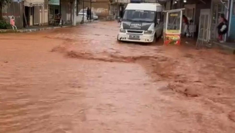 Şanlıurfada sağanak; 4 ilçede cadde ve sokaklar suyla doldu