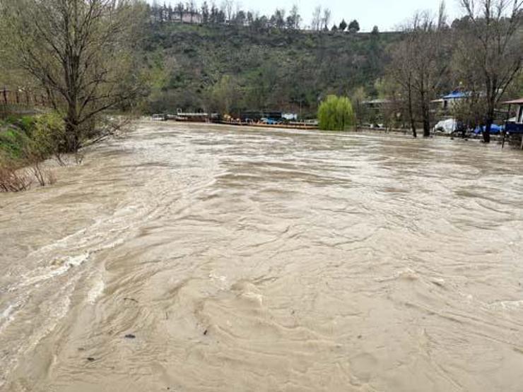Tunceli’de sağanak etkili oldu İşletmeler su altında kaldı, Ovacık yolu kapandı