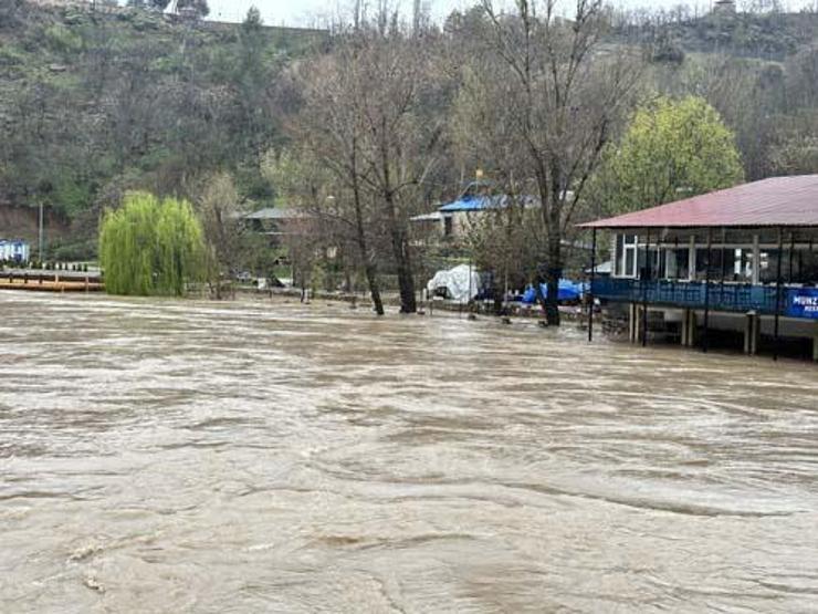 Tunceli’de sağanak etkili oldu İşletmeler su altında kaldı, Ovacık yolu kapandı