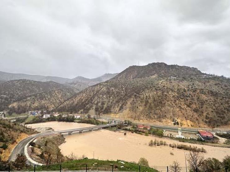 Tunceli’de sağanak etkili oldu İşletmeler su altında kaldı, Ovacık yolu kapandı