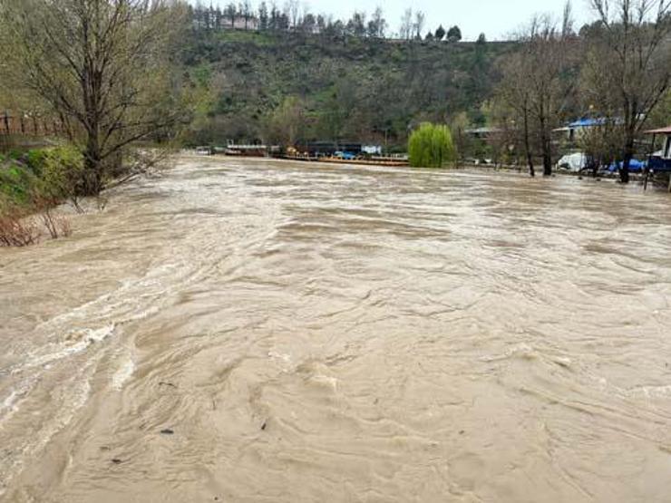 Tunceli’de sağanak etkili oldu İşletmeler su altında kaldı, Ovacık yolu kapandı