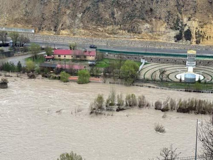 Tunceli’de sağanak etkili oldu İşletmeler su altında kaldı, Ovacık yolu kapandı