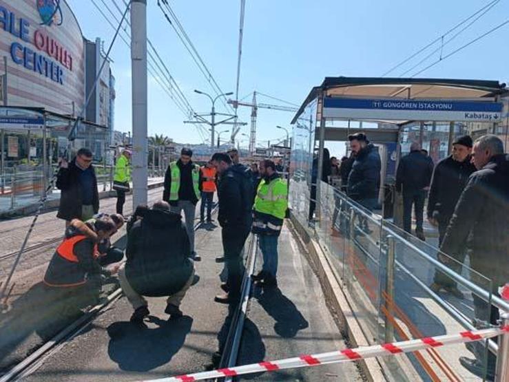 Güngörende tramvay raydan çıktı