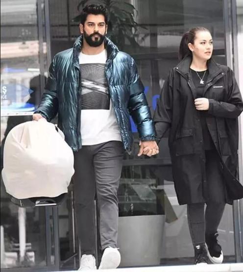 Fahriye Evcen-Burak Özçivitten Karana doğum günü kutlaması