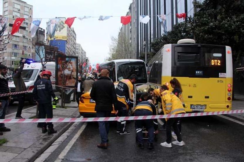 Şişlide servis minibüsü önce iki İETT otobüsüne ardından taksiye çarptı