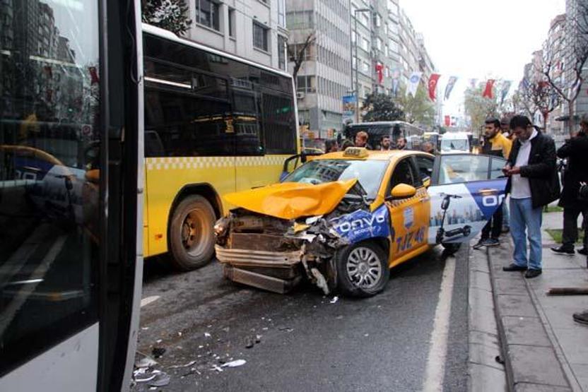 Şişlide servis minibüsü önce iki İETT otobüsüne ardından taksiye çarptı