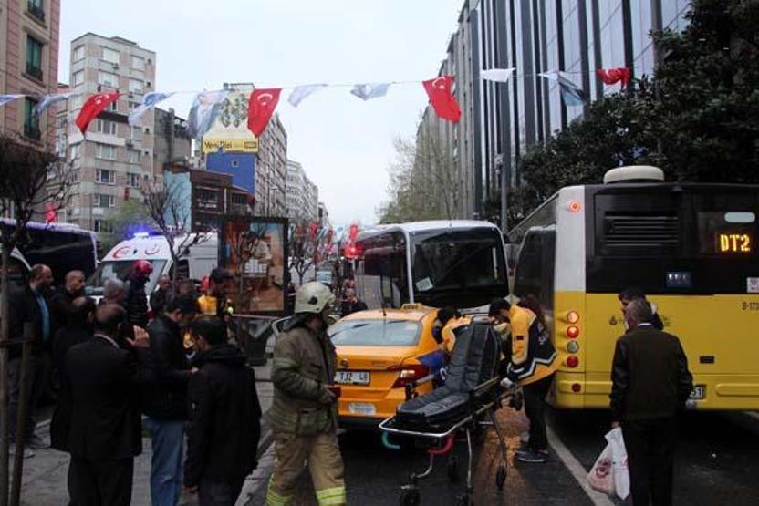 Şişlide servis minibüsü önce iki İETT otobüsüne ardından taksiye çarptı