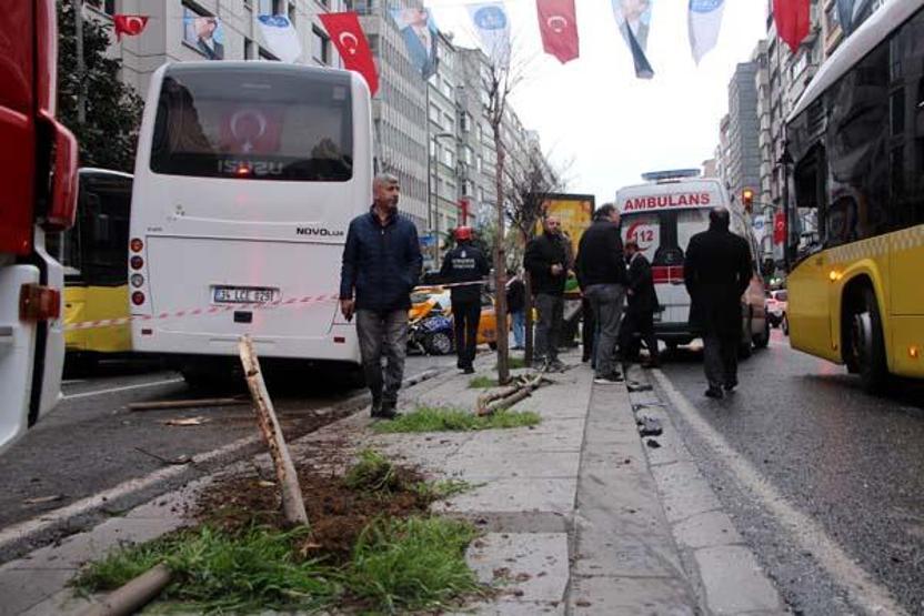 Şişlide servis minibüsü önce iki İETT otobüsüne ardından taksiye çarptı