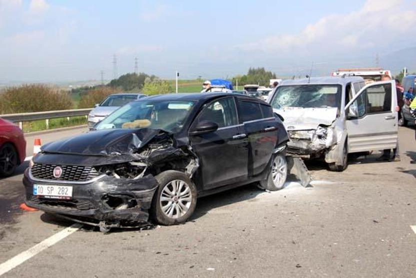 Anadolu Otoyolunda 5 aracın karıştığı zincirleme kaza: 6 yaralı