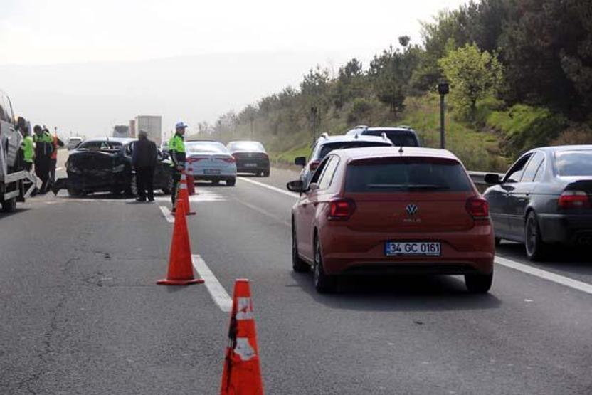 Anadolu Otoyolunda 5 aracın karıştığı zincirleme kaza: 6 yaralı