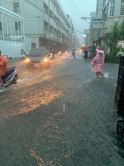 Tayvan’da sel nedeniyle cadde ve sokaklar sular altında kaldı