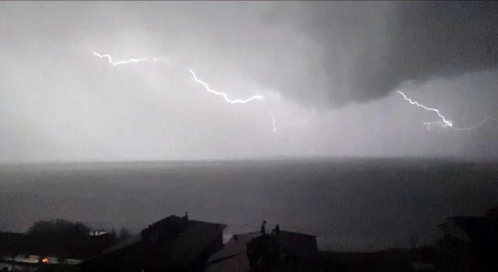 Van Gölü’ne düşen şimşekler geceyi gündüze çevirdi