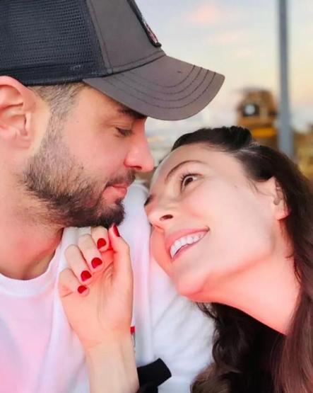 Yıldız Çağrı Atiksoy ile Berk Oktay çiftine bayram sabahı büyük şok