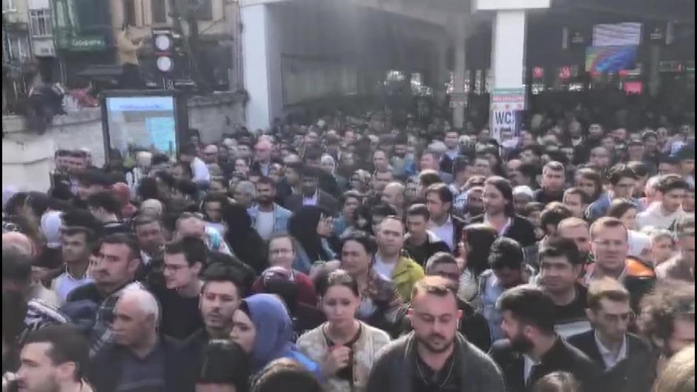 Eminönünde insan seli Tramvay seferleri durdu