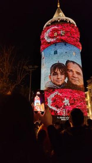 Galata Kulesi 23 Nisanda Atatürkün fotoğraflarıyla renklendi