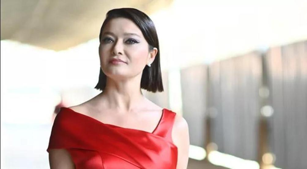 Nurgül Yeşilçay kırmızı elbisesiyle ortalığı fena yakacak