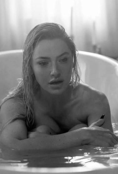 Hadise bir numaraya çıkmayı hamburger ile kutladı