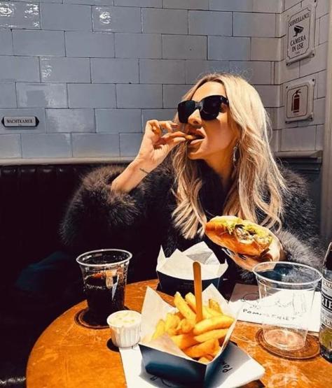 Hadise bir numaraya çıkmayı hamburger ile kutladı