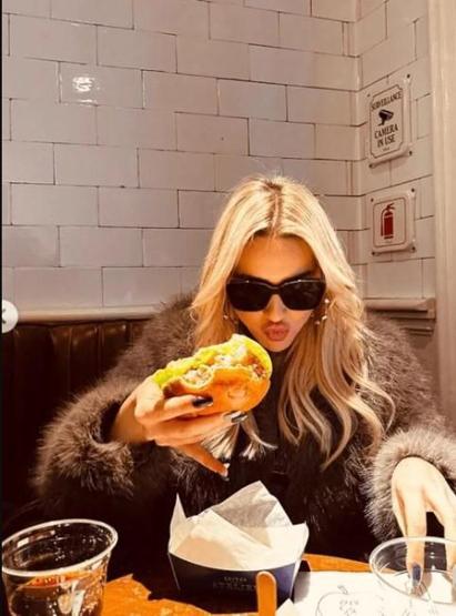 Hadise bir numaraya çıkmayı hamburger ile kutladı