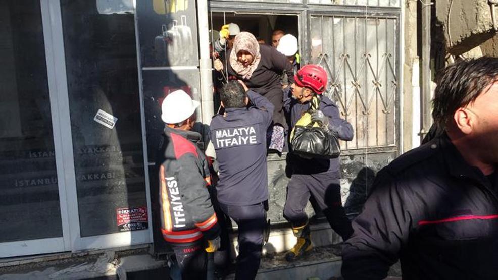 Malatyada ağır hasarlı bina çöktü