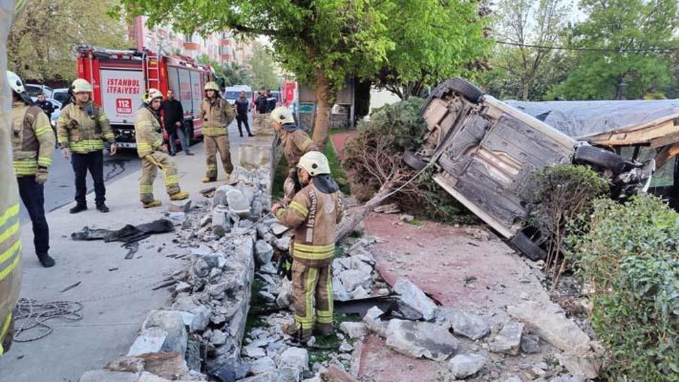 Bahçelievlerde otomobil kafenin bahçesine girdi: 1 ağır yaralı