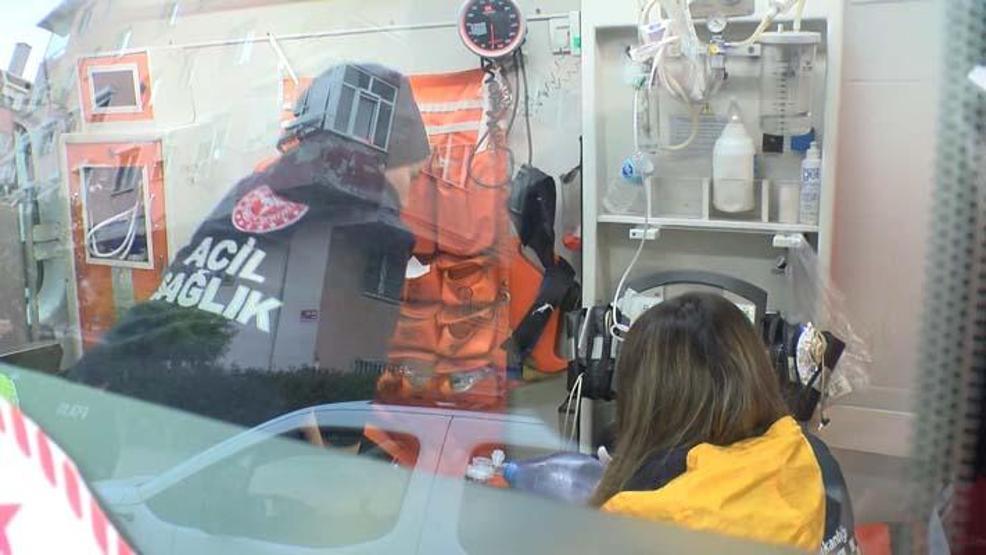 Bahçelievlerde otomobil kafenin bahçesine girdi: 1 ağır yaralı