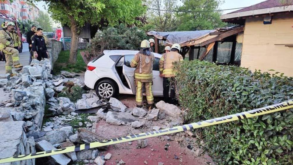 Bahçelievlerde otomobil kafenin bahçesine girdi: 1 ağır yaralı